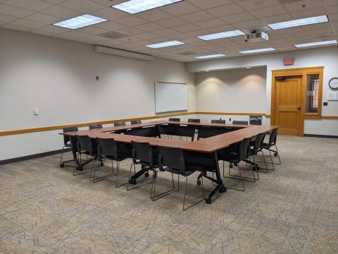 Photo of meeting room B with tables and chairs